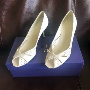 Stuart Weitzman Size 7.5M Piccerelli Ivory Heels